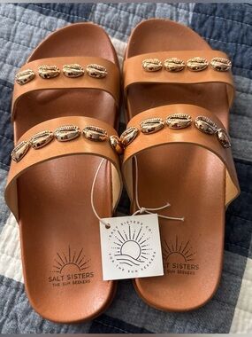 NWT Women's Tan Slide Sandals with Gold Shell Embellishments Size 7